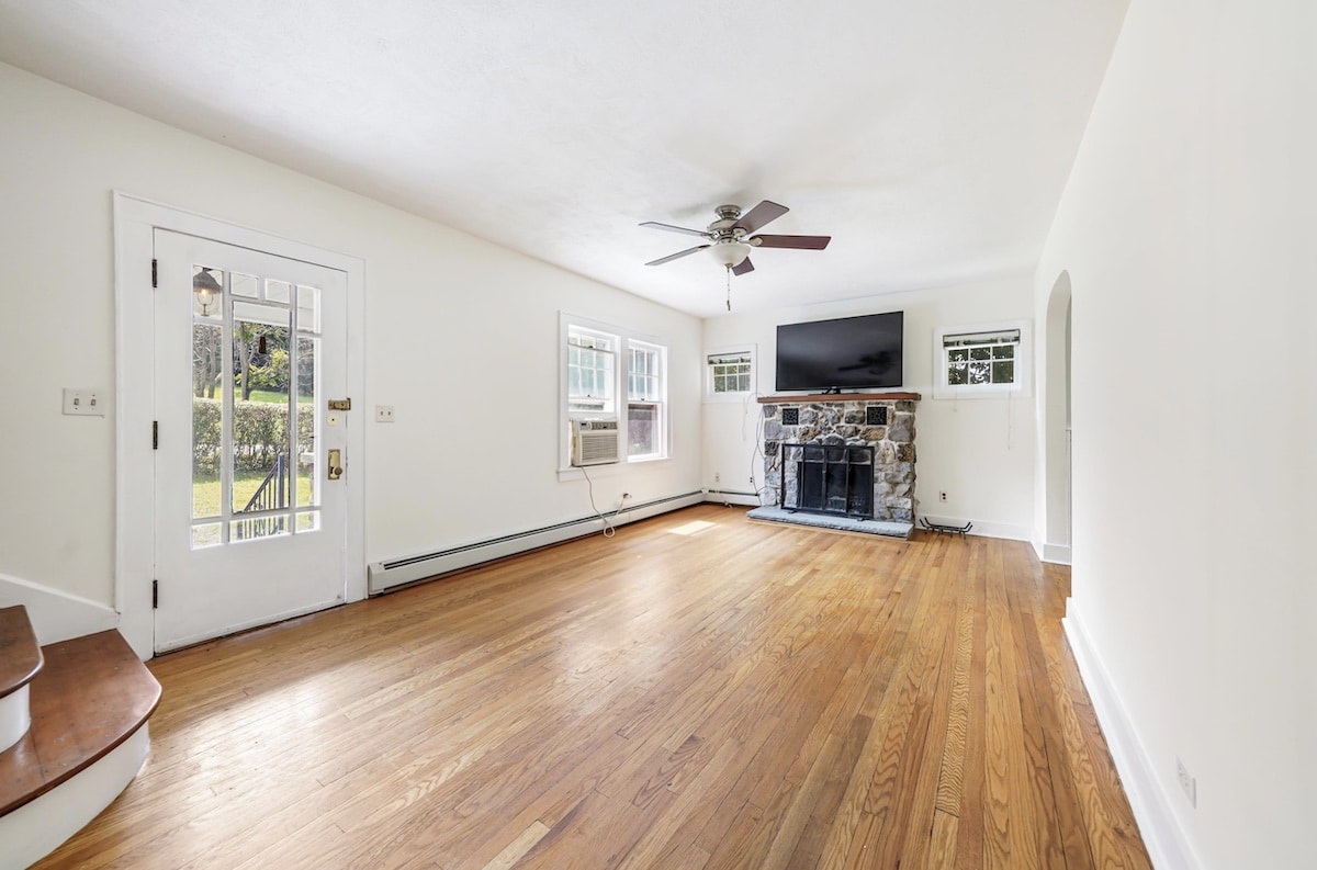 176 Wheeler Road, Florida, NY Living Room