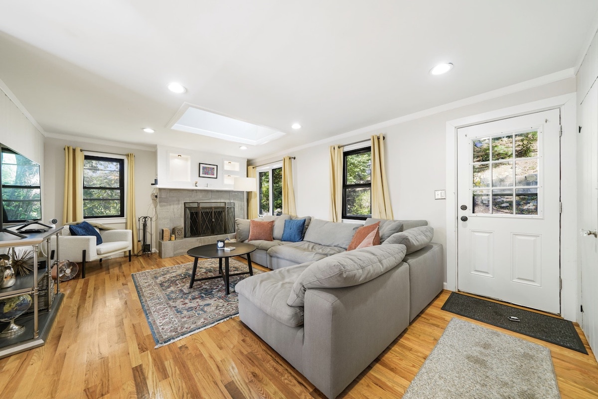88 Blueberry Hill, Greenwood Lake, NY Living Room