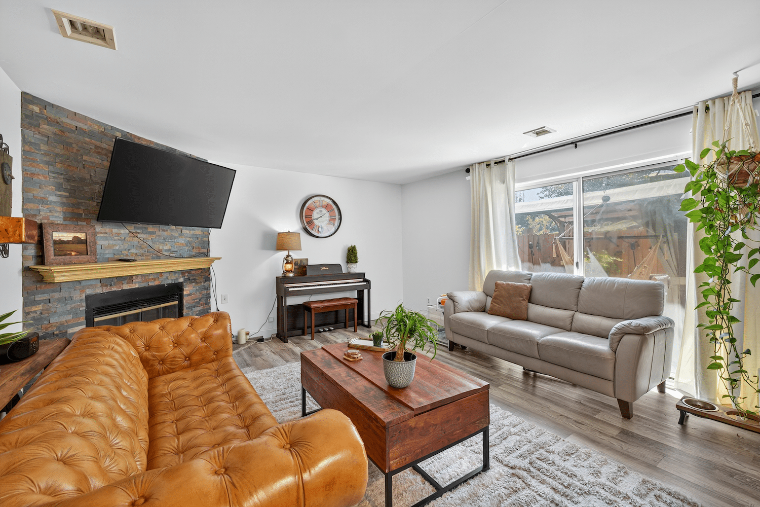 8 Laudaten Way, Warwick, NY Living Room